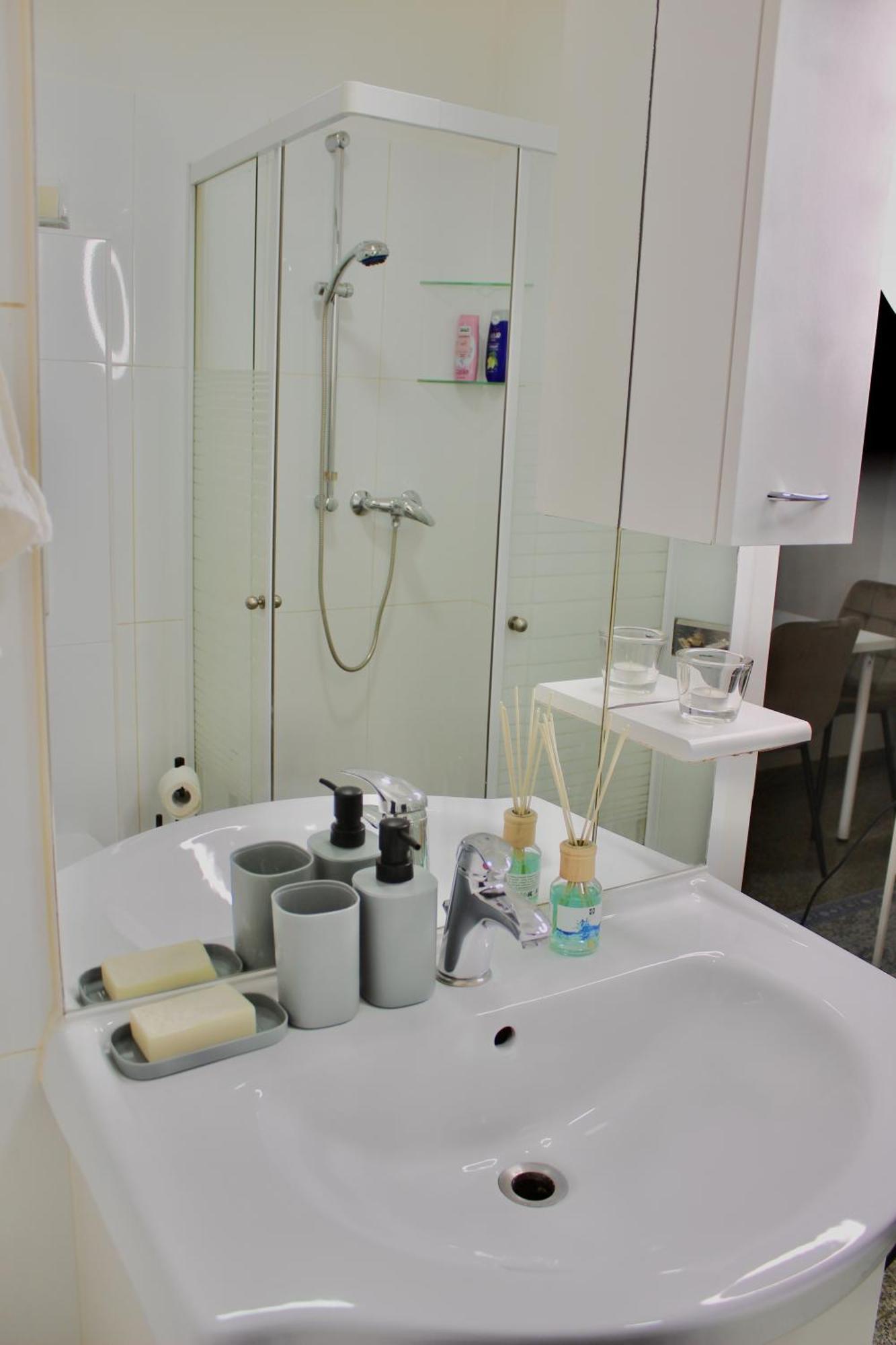 57 Nearby Trainstation Meidling Apartament *